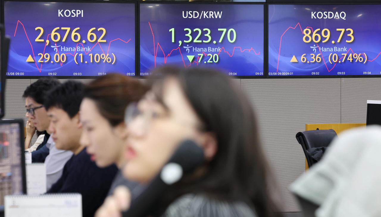 코스피가 1% 넘게 상승하며 출발한 8일 오전 서울 중구 하나은행 본점 딜링룸에서 딜러들이 업무를 보고 있다. 연합뉴스
