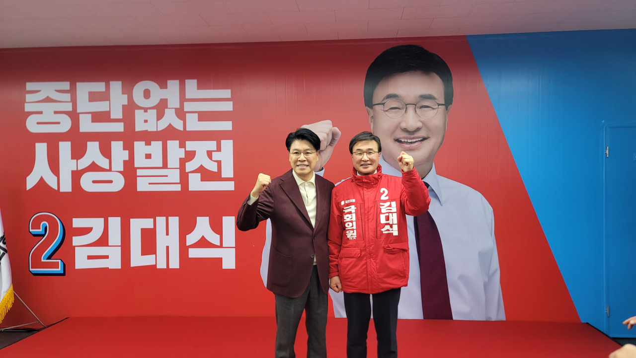 (왼쪽부터) 장제원 국회의원이 지난 7일 김대식 국민의힘 부산 사상구 예비후보 선거사무소 개소식을 찾아 김대식 후보와 파이팅을 외치고 있다. [사진=김대식 예비후보 캠프]