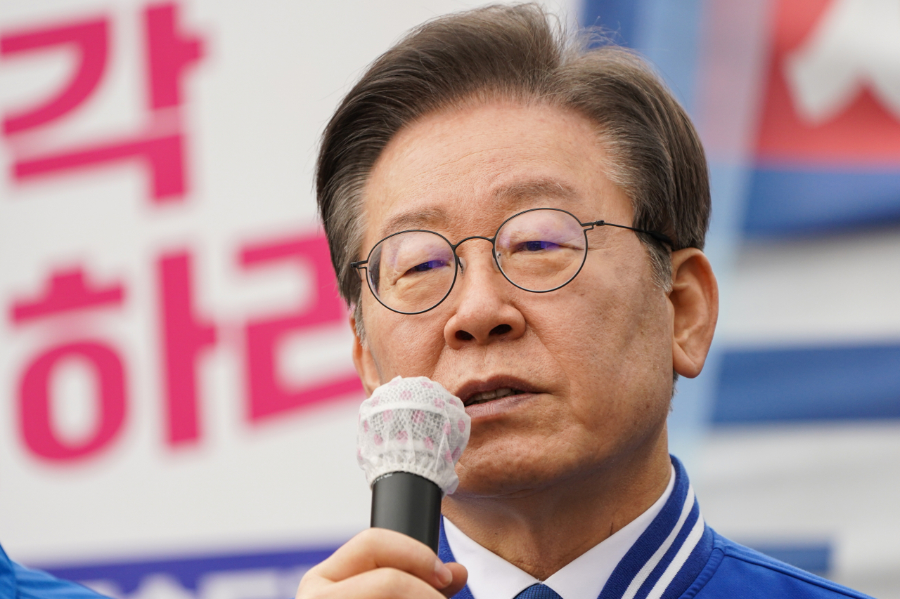 더불어민주당 이재명 대표가 지난 7일 오전 경기도 양평군청 앞에 마련된 서울·양평 고속도로 국정농단 진상규명 촉구 농성장에서 기자회견을 하고 있다. [연합]