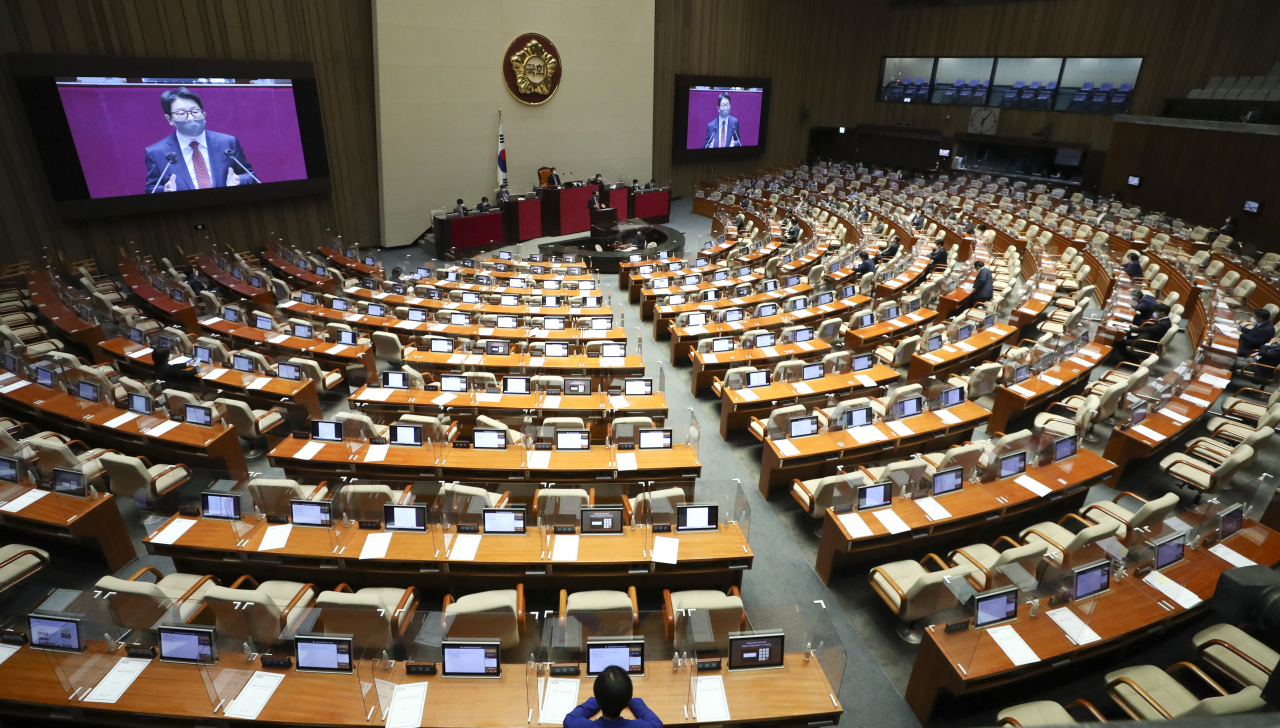 권성동 전 국민의힘 원내대표가 2022년 4월 27일 국회 본회의에서 검찰의 수사권과 기소권을 분리하는 일명 ‘검수완박’ 법안을 처리하기 전 첫번째 무제한토론(필리버스터)을 할 때 본회의장의 여야 의원 자리가 비어 있다. 이상섭 기자