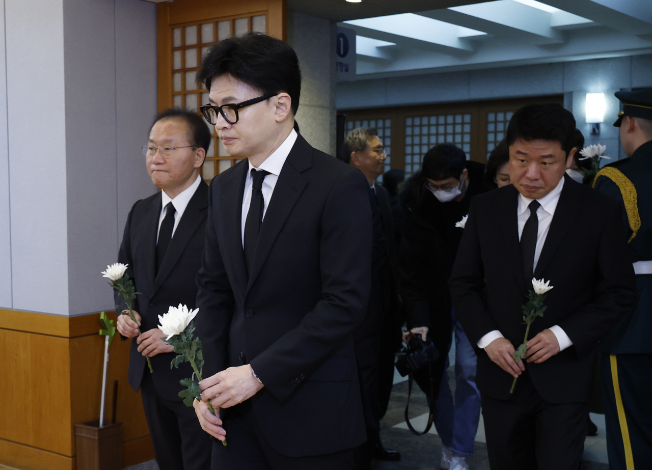 한동훈 국민의힘 비상대책위원장과 윤재옥 원내대표 등이 8일 서울 종로구 서울대병원 장례식장에 마련된 김영삼 전 대통령의 부인 손명순 여사의 빈소를 조문하고 있다. [연합]