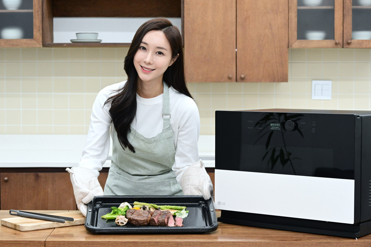 LG전자가 ‘에어수비드’를 비롯한 10가지 조리 기능을 한 대의 제품으로 편리하게 이용하는 ‘디오스 오브제컬렉션 광파오븐’ 신제품을 출시했다. [LG전자 제공]