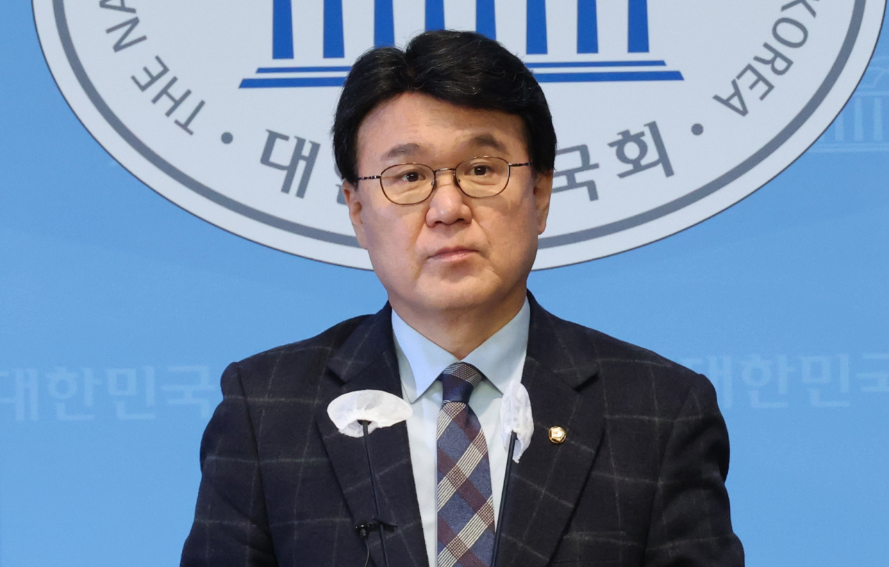 더불어민주당 황운하 의원이 26일 국회에서 총선 불출마 선언 기자회견을 하고 있다. [연합]