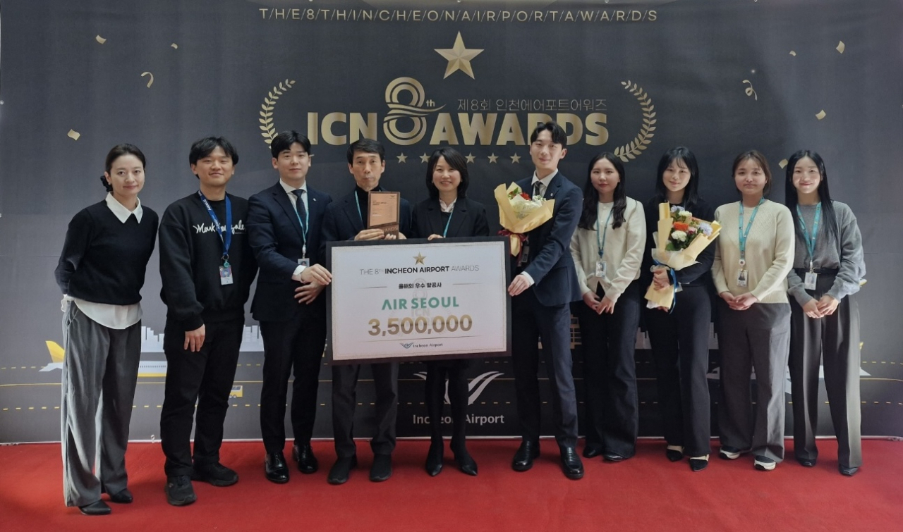 지난 7일 인천공항에서 열린 제8회 ‘인천에어포트어워즈’(ICN AWARDS)에서 ‘2023 우수항공사’에 선정된 에어서울 임직원들이 기념 촬영을 하고 있다. [에어서울 제공]