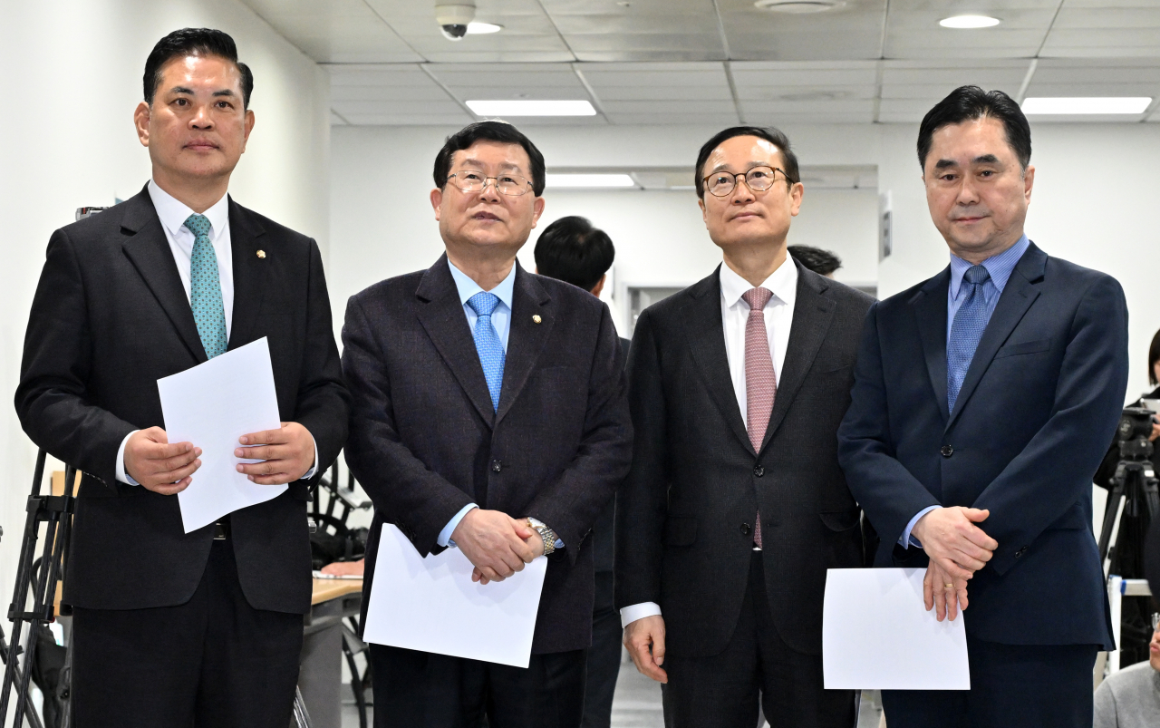 더불어민주당을 탈당한 박영순(왼쪽부터), 설훈, 홍영표 의원과 김종민 새로운미래 공동대표가 7일 오전 서울 여의도 국회 소통관에서 민주연대 추진 기자회견을 하기 위해 이동하고 있다. 임세준 기자