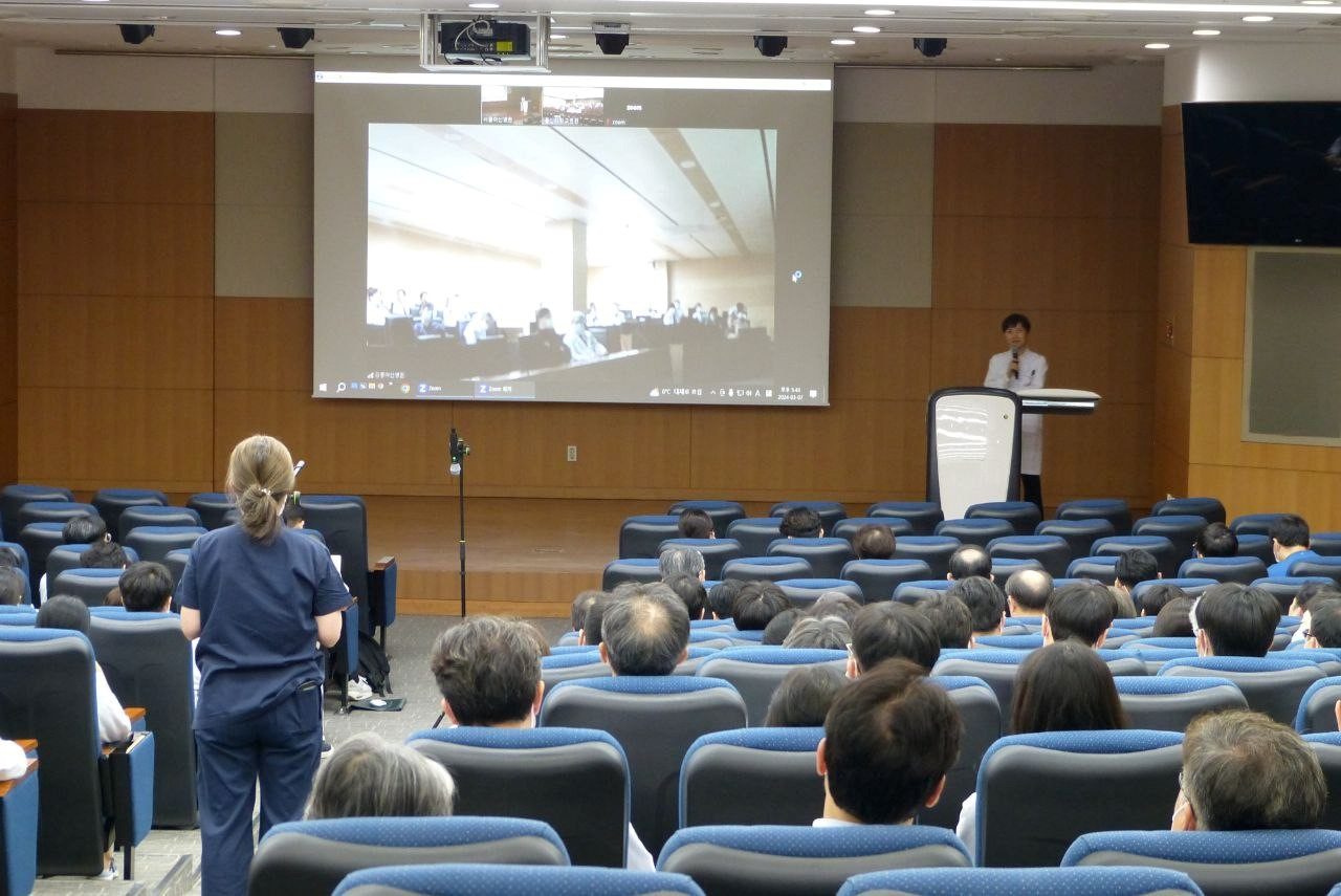 지난 7일 울산의대 서울 교육 캠퍼스에서 서울아산병원, 울산대병원, 강릉아산병원 소속 교수들이 회의를 진행하고 있다. 이날 병원 3곳 겸직교수와 임상교수들은 집단 사직서를 내기로 결의했다. [울산의대 교수협의회 제공]