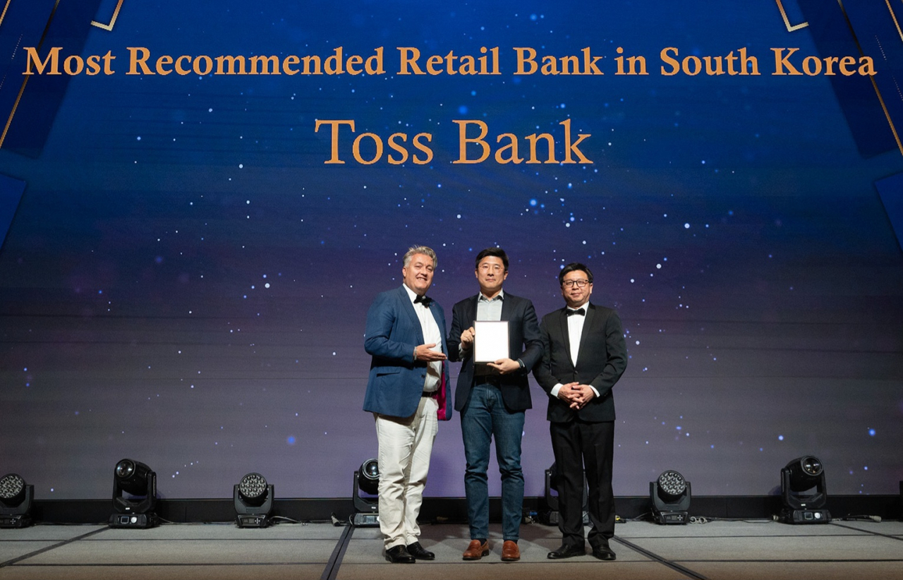 7일 오후 서울 서초구 JW메리어트호텔 서울에서 열린 아시안뱅커 주관 Retail Finance Award 2024에서 김지웅(가운데) 토스뱅크 최고전략책임자가 아시안뱅커 관계자들과 기념촬영을 하고 있다. [토스뱅크 제공]