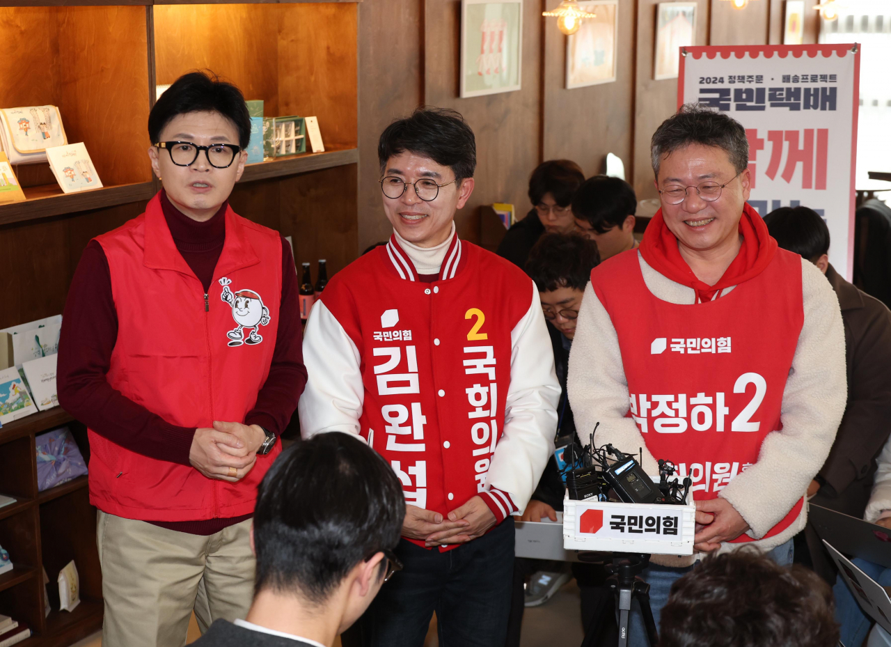 국민의힘 한동훈 비상대책위원장이 26일 강원 원주시 한 카페에서 '함께 누리는 문화' 공약 발표를 마친 뒤 원주갑·을 후보로 단수 공천된 김완섭 전 기재부 2차관, 박정하 수석대변인과 취재진의 질문에 답하고 있다. [연합]
