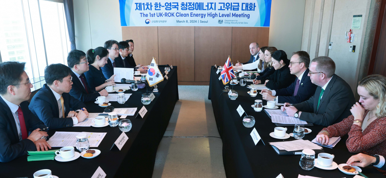 최남호(왼쪽 세번째) 산업통상자원부 제2차간이 8일 서울 강남구 인터컨티넨탈 코엑스에서 진행된 제1차 한-영국 청정에너지 고위급 대화에서 모두발언을 하고 있다. [산업통상자원부 제공]