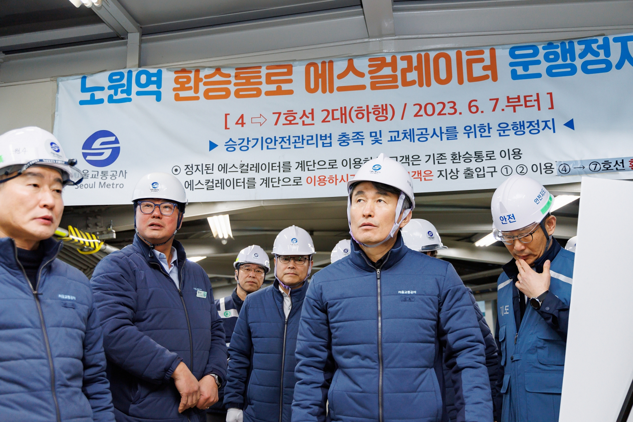 서울교통공사는 백호 사장이 전날 4·7호선 노원역 환승통로 승강편의시설 교체공사 현장을 방문하여 안전점검을 실시했다고 8일 밝혔다.[서울교통공사 제공]