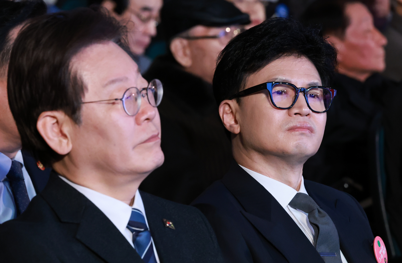 한동훈 국민의힘 비상대책위원장(오른쪽)과 이재명 더불어민주당 대표가 지난 1일 서울 중구 유관순 기념관에서 열린 제105주년 3.1절 기념식에 참석해 생각에 잠겨 있다. [연합]