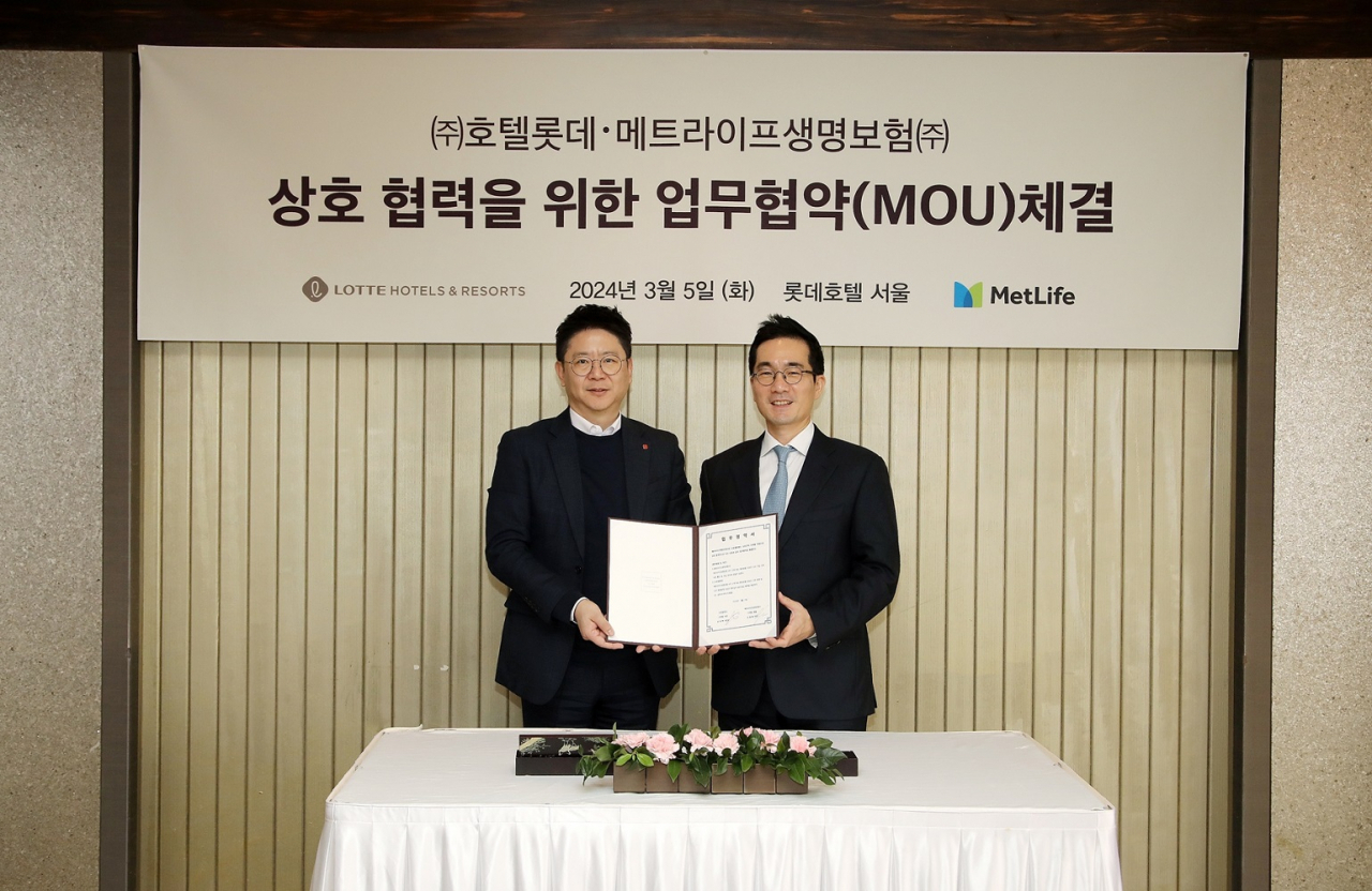 메트라이프생명 최고마케팅책임자(CMO) 전원태(오른쪽) 전무와 롯데호텔 마케팅전략부문장 양재혁 상무가 지난 5일 롯데호텔 서울에서 메트라이프생명과 롯데호텔의 상호협력을 위한 협약식을 진행했다.