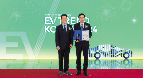 오영식(오른쪽) EVSIS 대표와 임상준 환경부 차관이 ‘제3회 EV 어워즈 2024’에서 기념촬영을 하고 있다. [롯데정보통신 제공]