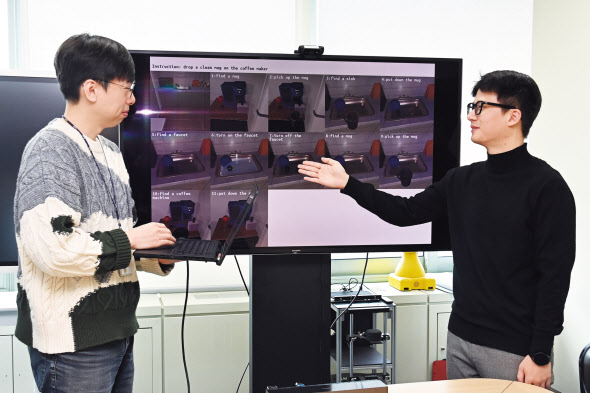 한국전자통신연구원 연구팀이 절차 생성 인공지능(AI)의 성능을 자동평가하는 로타벤치마크(LoTa-Bench) 기술에 관해 논의하고 있다. [한국전자통신연구원 제공]