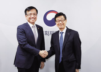 윤진식(오른쪽) 한국무역협회 회장이 7일 정부서울청사에서 최상목 경제부총리 겸 기획재정부 장관과 면담 후 기념 촬영을 하고 있다. [한국무역협회 제공]