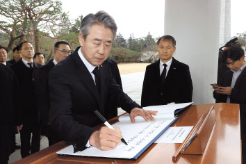 강호동 농협중앙회장이 7일 서울 동작구 국립서울현충원을 참배한 뒤 방명록을 작성하고 있다. [농협중앙회 제공]