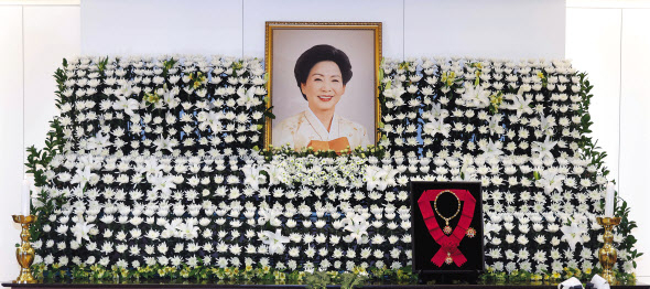 김영삼 전 대통령의 부인 고(故) 손명순 여사의 빈소가 8일 서울 종로구 서울대병원 장례식장에 마련돼 있다. 손 여사는 숙환으로 지난해 12월부터 서울대병원에서 입원치료를 받아오다 전날 향년 95세로 별세했다. 빈소에는 각계 인사들의 조문행렬이 이어졌다. 임세준 기자