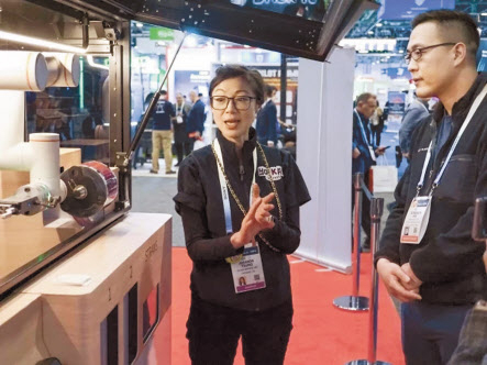CES2024에 참석한 김동선(오른쪽) 한화푸드테크 부사장이 푸드테크 부스를 둘러보고 있다.