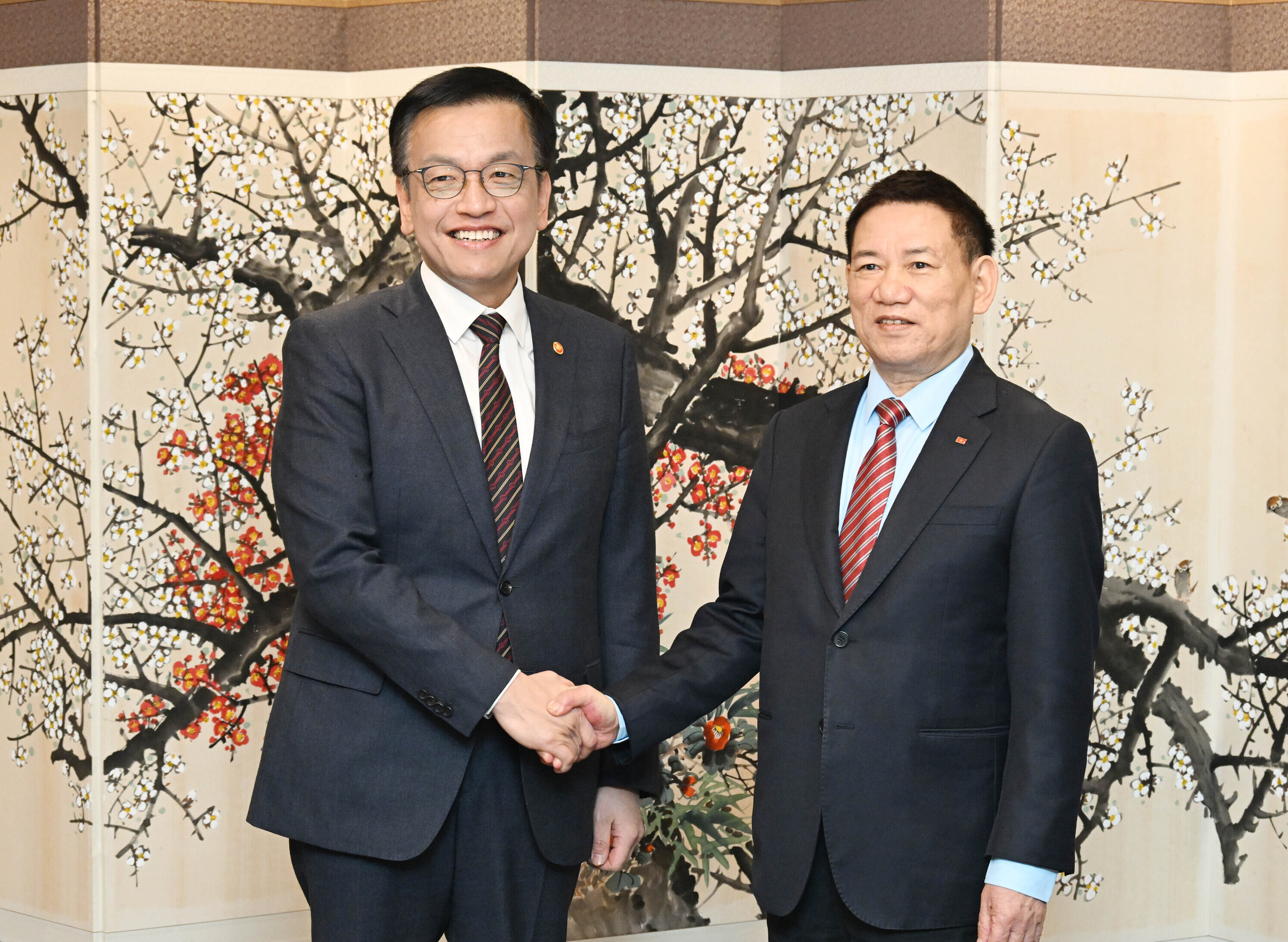 South Korean Finance Minister Choi Sang-mok meets his Vietnamese counterpart, Ho Duc Phoc. (Yonhap)