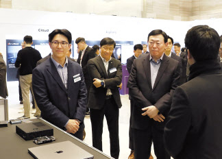 신동빈(오른쪽 두 번째) 롯데 회장이 7일 열린 ‘2024 롯데 CEO AI 컨퍼런스’에서 스타트업 부스를 방문해 AI 기술 설명을 듣고 있다. [롯데 제공]
