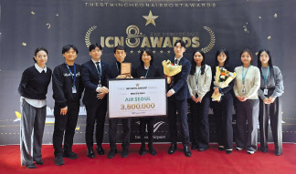 지난 7일 인천공항에서 열린 제8회 ‘인천에어포트어워즈’(ICN AWARDS)에서 ‘2023 우수항공사’에 선정된 에어서울 임직원들이 기념 촬영을 하고 있다. [에어서울 제공]