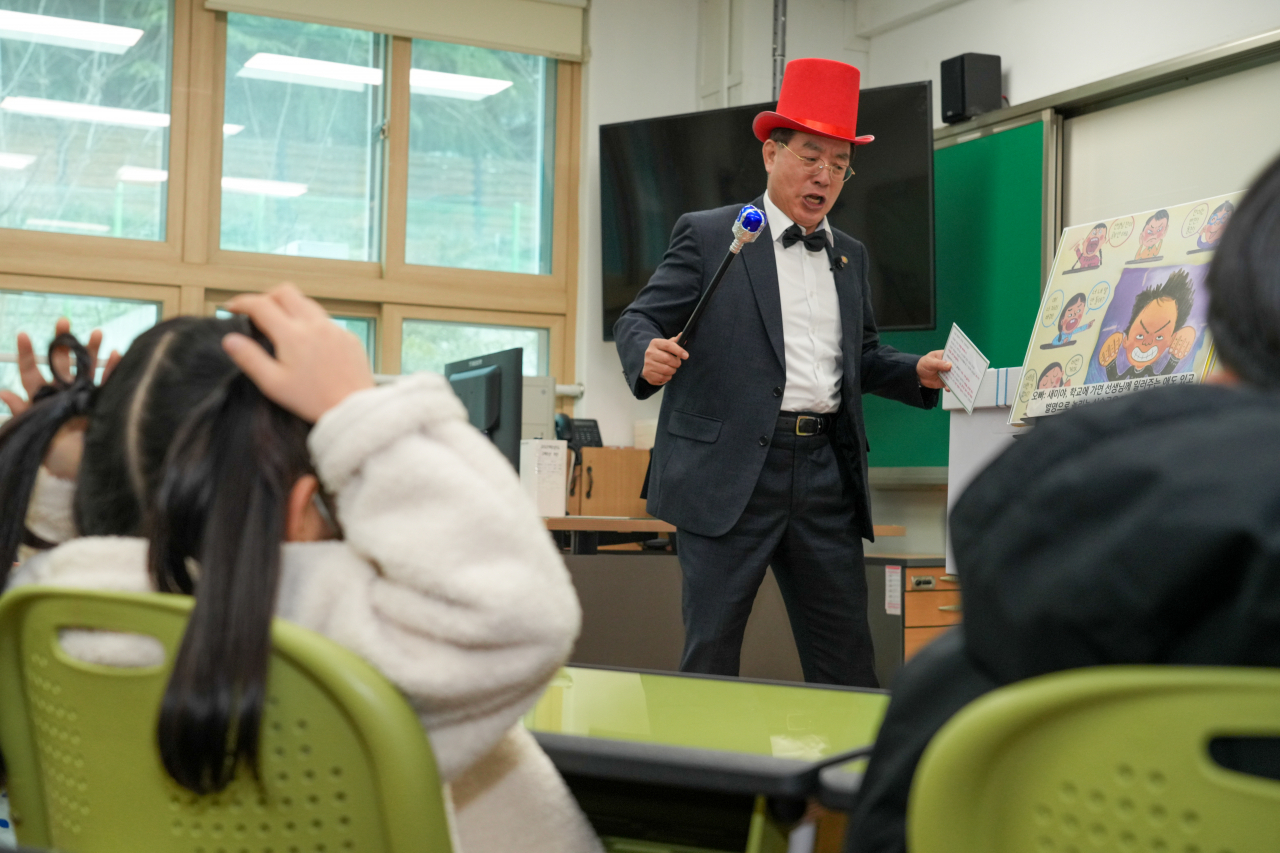 하윤수 부산시교육감이 지난 7일 오후 부산 사상구 모덕초등학교를 방문해 학습형 늘봄프로그램에 참여한 신입생들에게 첫 재능기부로 동화 구연을 하고 있다. [사진=부산교육청]