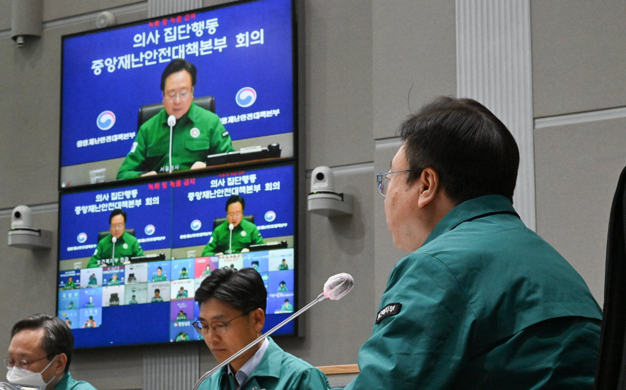 조규홍 보건복지부 장관이 4일 서울 종로구 정부서울청사에서 열린 의사 집단행동 중앙재난안전대책본부 회의에 참석해 모두발언을 하고 있다. 조 장관은 회의에서 "오늘부터 미복귀한 전공의 확인을 위해 현장 점검을 실시해 법과 원칙에 따라 조치할 계획"이라고 밝혔다. 임세준 기자