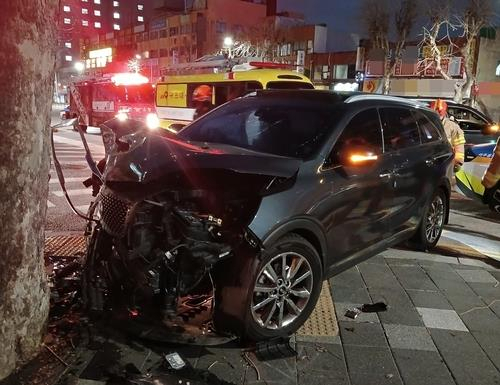 가로수 들이받은 차량. [인천소방본부]