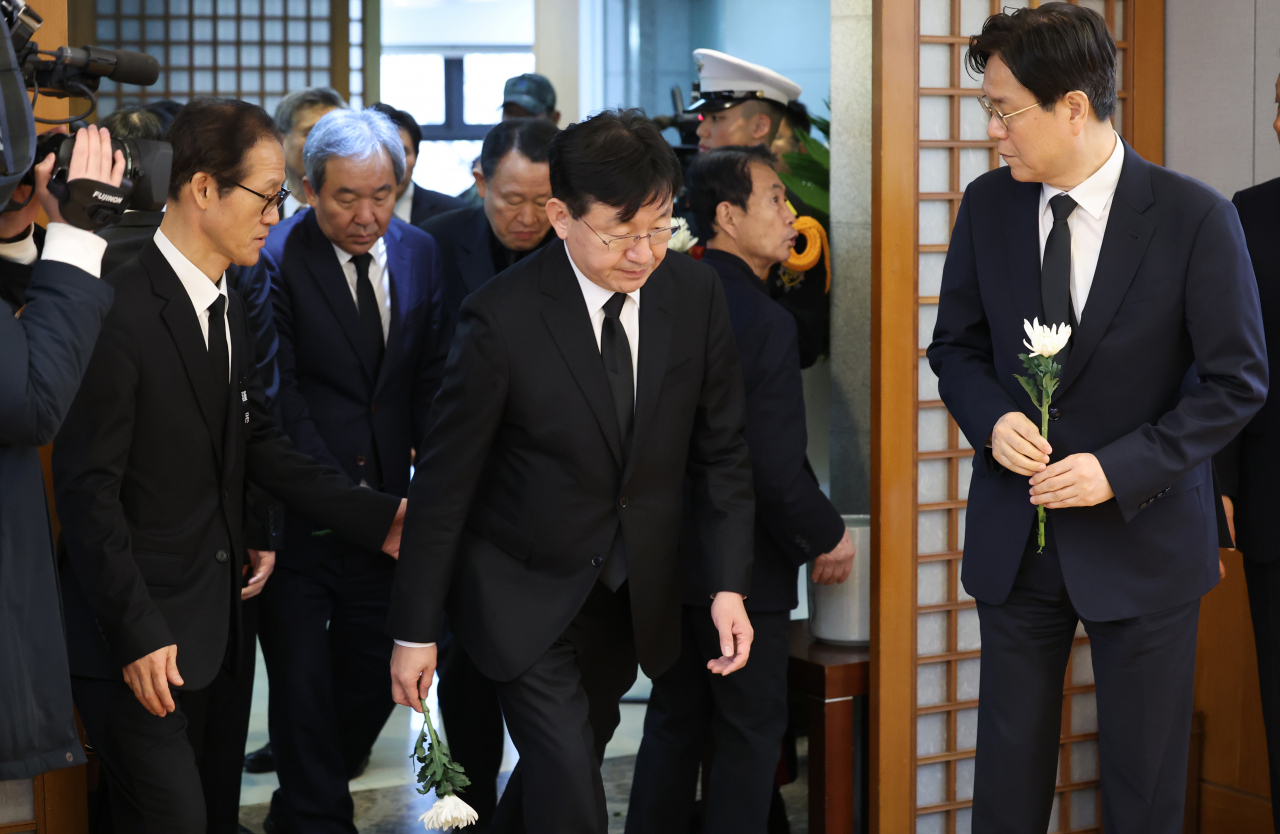 이관섭 대통령실 비서실장(오른쪽 첫번째)과 한오섭 정무수석(왼쪽 두번째), 성태윤 대통령실 정책실장(가운데)이 8일 오전 서울 종로구 서울대병원 장례식장에 마련된 김영삼 전 대통령의 부인 손명순 여사 빈소에 들어서고 있다. [연합]