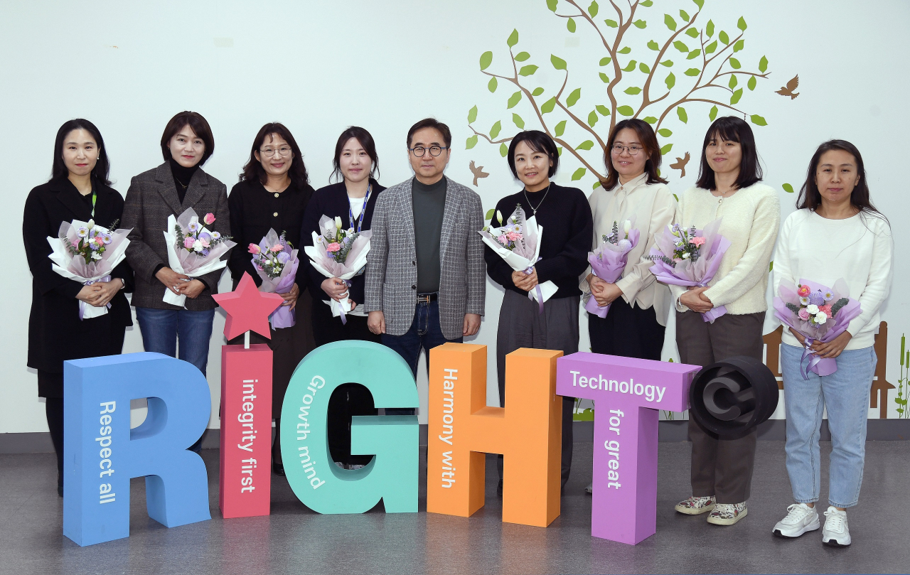 장덕현(왼쪽 다섯번째) 삼성전기 사장은 8일 세계 여성의 날을 맞아 여성 리더들을 격려하는 간담회 자리를 가졌다. [삼성전기 제공]