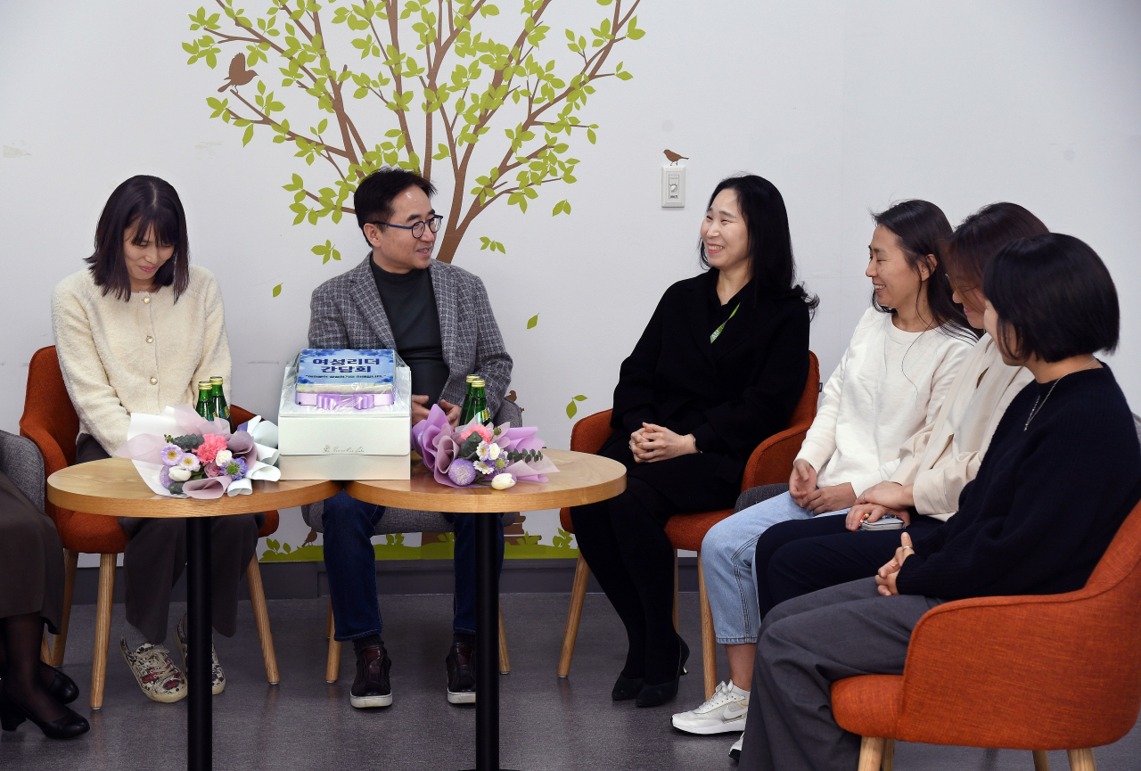 장덕현(왼쪽 두번째) 삼성전기 사장은 8일 세계 여성의 날을 맞아 여성 리더들을 격려하는 간담회 자리를 가졌다. [삼성전기 제공]