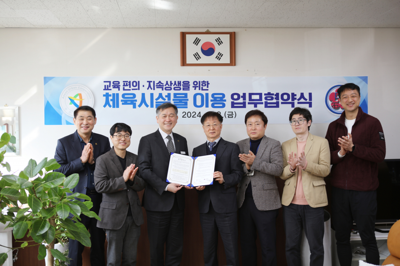 허숭 안산도시공사 사장(왼쪽 세 번째)과 정재필 석수중학교 교장(왼쪽 네 번째) 등 관계자들이 8일 석수중 교장실에서 기념촬영을 하고 있다.[안산도시공사 제공]