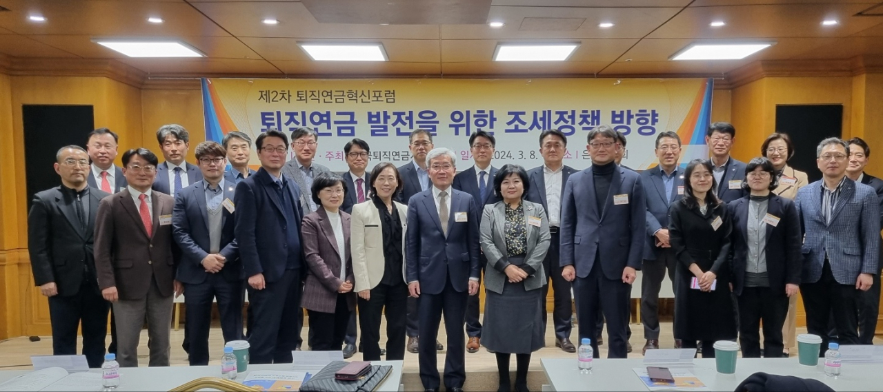 한국퇴직연금개발원이 8일 서울 명동 은행회관에서 개최한 ‘제2차 퇴직연금혁신포럼’에 참가자들이 기념사진을 촬영하고 있다. 앞줄 왼쪽 여섯 번째부터 김경선 한국퇴직연금개발원 회장(전 여성가족부 차관), 고승범 전 금융위원회 위원장, 김미영 금융감독원 부원장, 권기섭 전 고용노동부 차관 [한국퇴직연금개발원 제공]