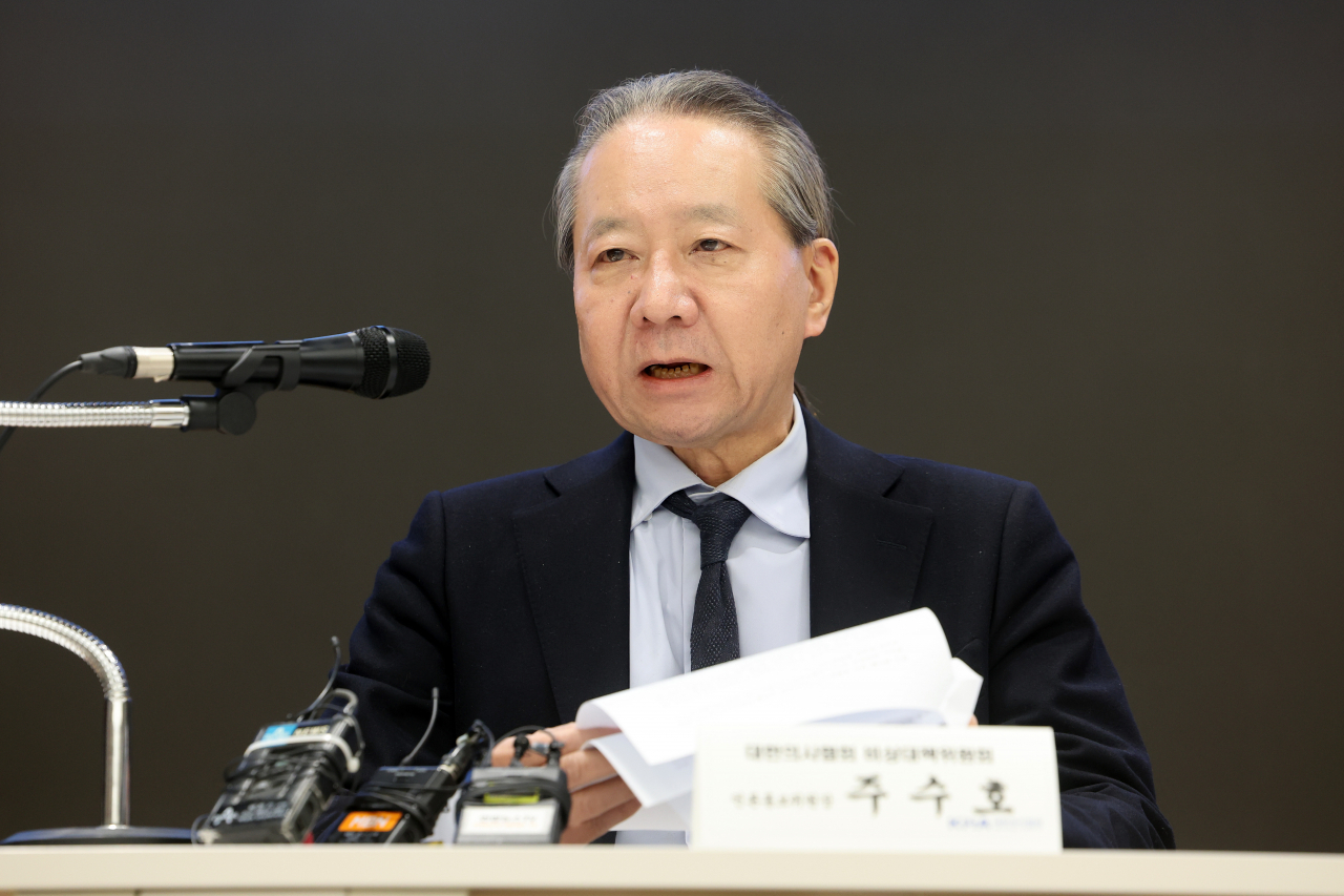 주수호 대한의사협회 비상대책위원회 언론홍보위원장이 8일 오후 서울 대한의사협회 회관에서 정례브리핑을 하고 있다. [연합]