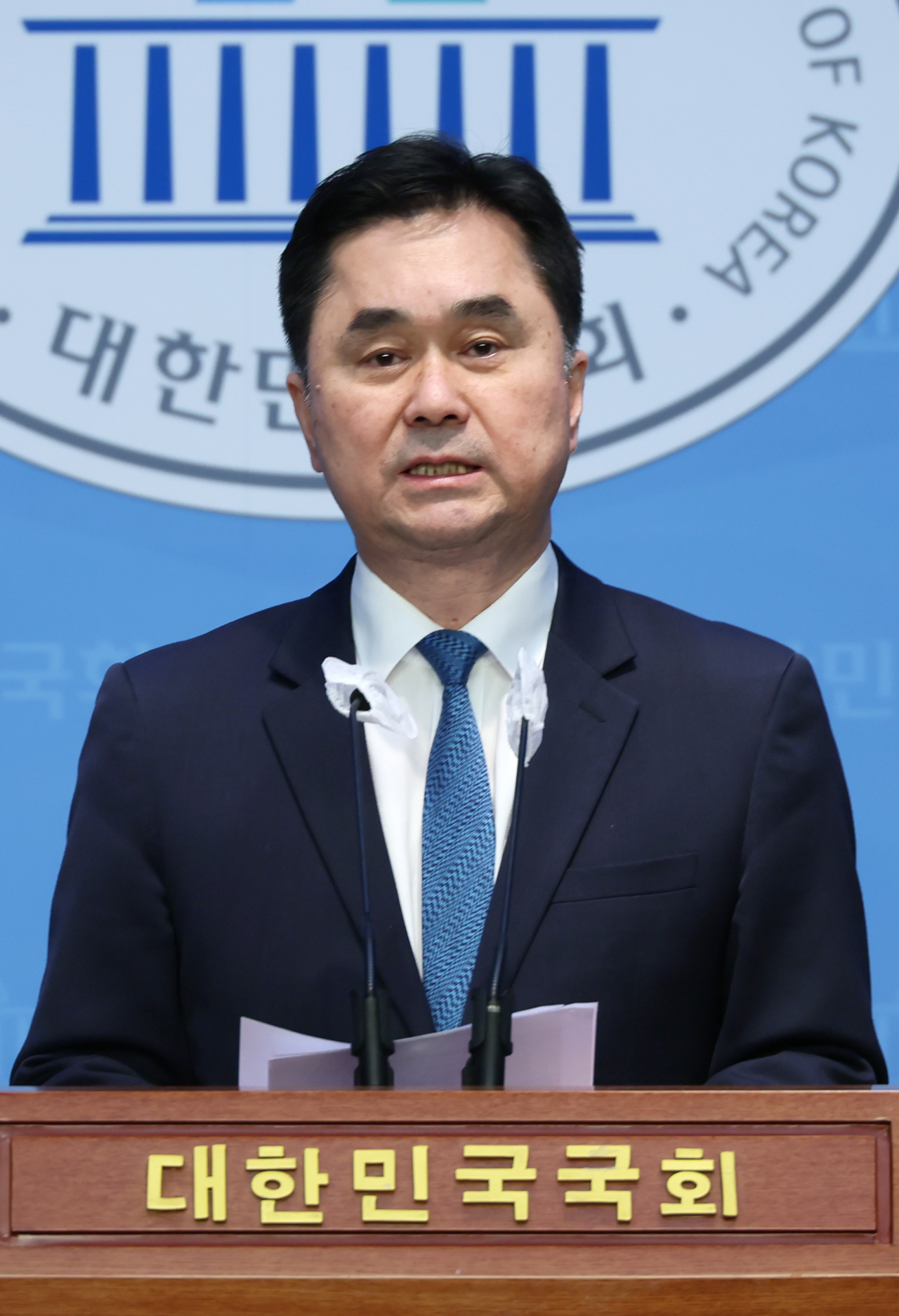김종민 새로운미래 공동대표가 8일 국회 소통관에서 세종 출마 선언 기자회견을 하고 있다. [연합]