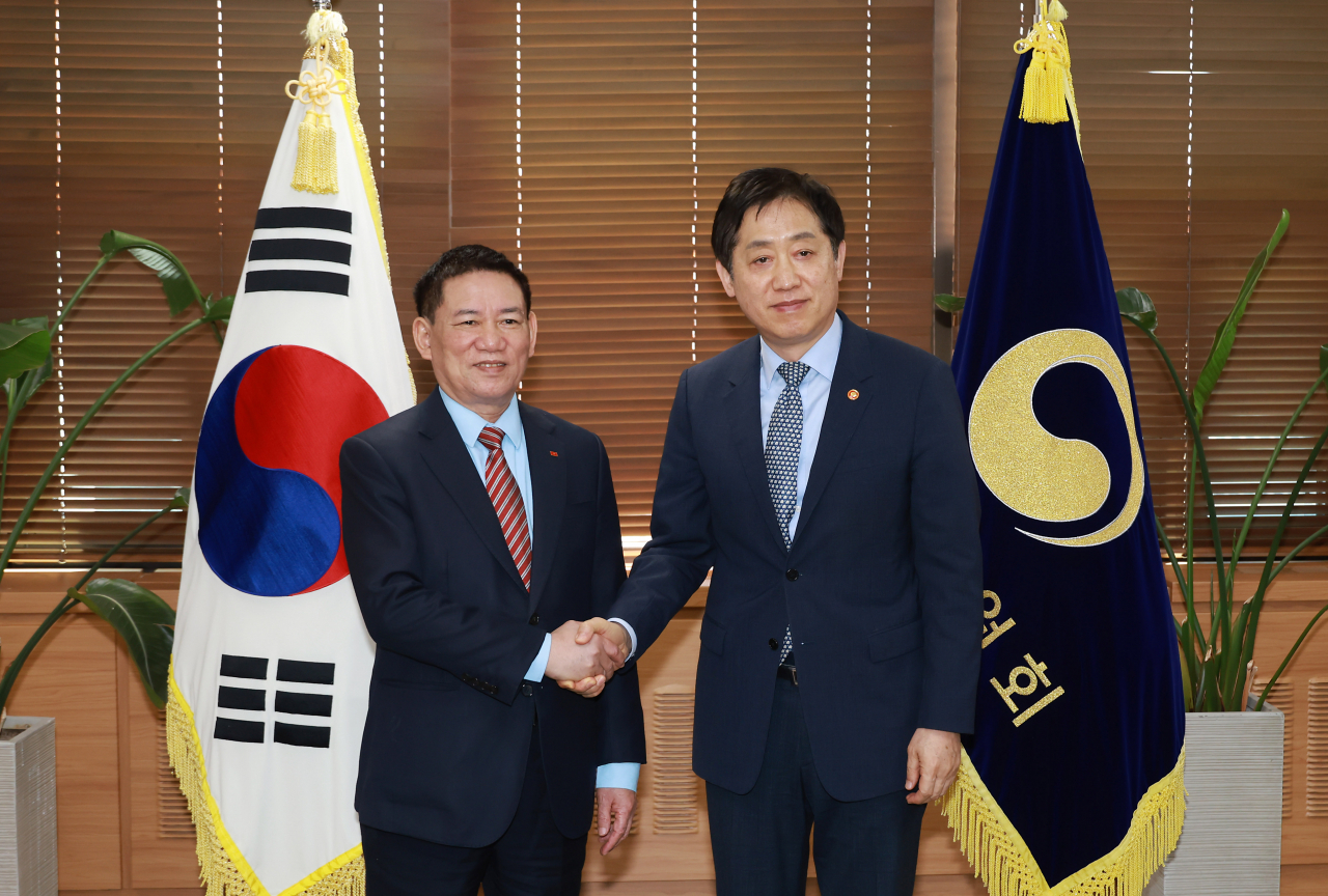 김주현(오른쪽) 금융위원회 위원장이 8일 오전 서울 종로구 정부서울청사 금융위원장 접견실에서 호 득 퍽(Ho Duc Phoc) 베트남 재무부 장관과 면담을 통해 양국의 금융산업 동향에 대해 의견을 교환하고, 금융분야 협력 강화 방안 등을 논의했다.[금융위원회 제공]