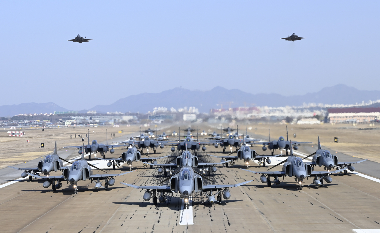 F-4E 팬텀을 필두로 30여 대의 공군 전투기들이 엘리펀트 워크 훈련을 실시하는 가운데 스텔스전투기 F-35A 2대가 대형 위를 저공비행하고 있다. 공군은 8일 수원기지에서 한미연합연습 ‘자유의 방패’(FS)와 연계해 압도적 공군력을 과시하는 엘리펀트 워크 훈련을 실시했다. 특히 F-4E의 퇴역을 앞두고 공군의 모든 전투기 기종들이 참가해 팬텀의 명예로운 은퇴를 축하하고 기리는 의미를 더했다. F-4E 전투기들은 오는 6월 모두 퇴역한다. [공군 제공]