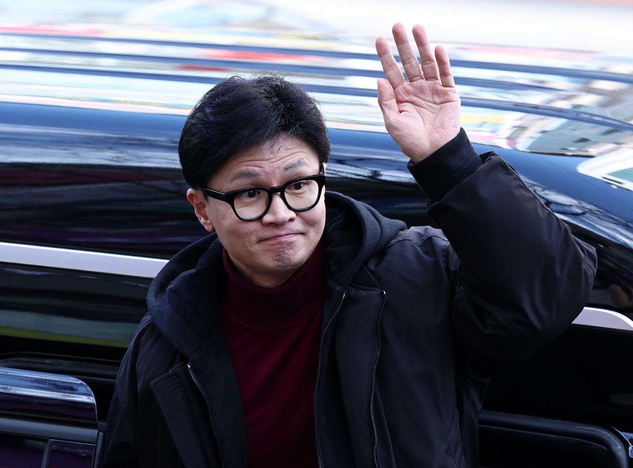 국민의힘 한동훈 비상대책위원장이 8일 오후 경기 용인시 수지구청역 사거리에서 지지자들에게 인사하고 있다. [연합]