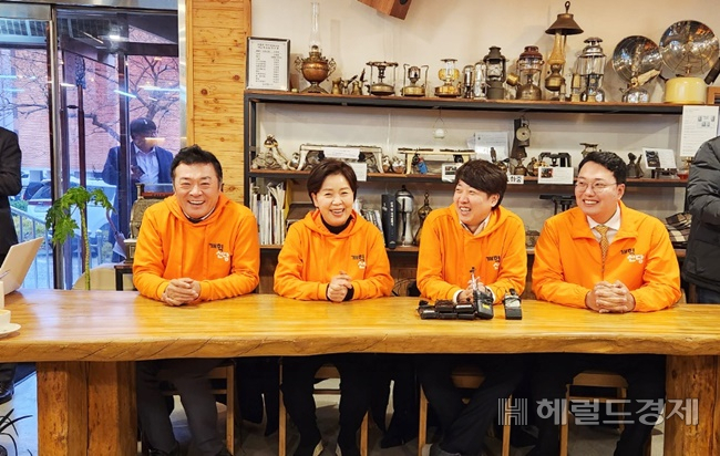 지난 2월 순천을 방문한 개혁신당 지도부가 빵집에서 활짝 웃고 있다. 사진 왼쪽부터 김철근,양향자,이준석,천하람. /박대성 기자.