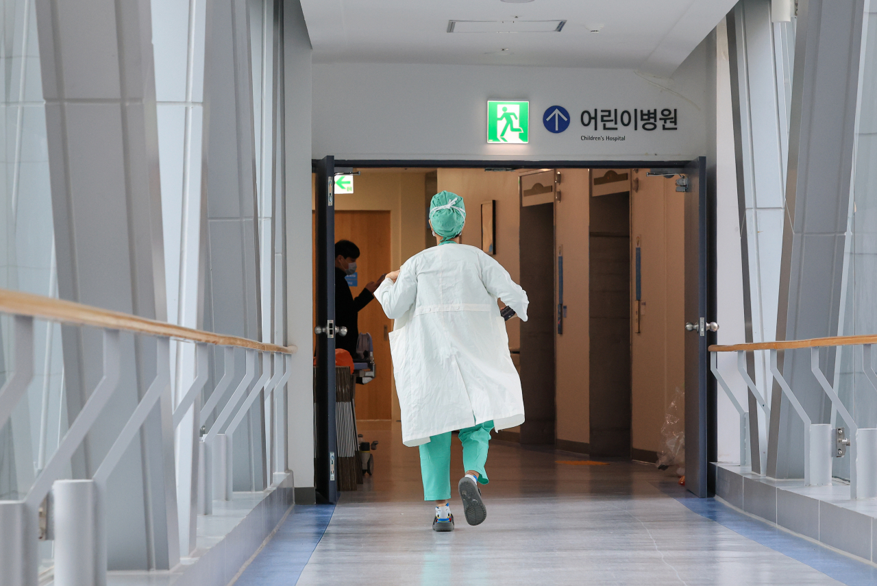 지난 6일 서울 한 대학병원에서 의료진이 이동하고 있다. [연합]
