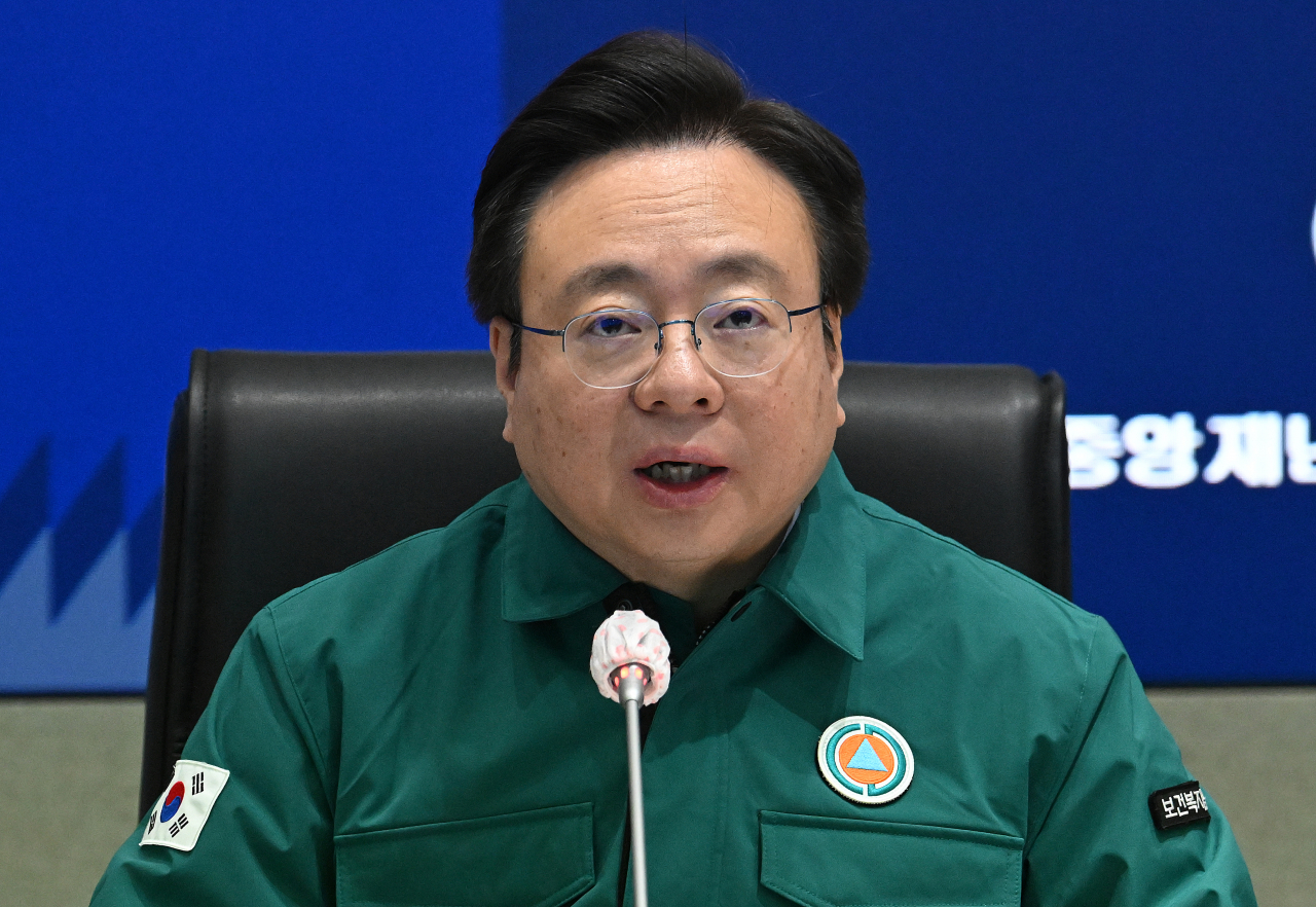 조규홍 보건복지부 장관이 4일 서울 종로구 정부서울청사에서 열린 의사 집단행동 중앙재난안전대책본부 회의에 참석해 모두발언을 하고 있다. 조 장관은 회의에서 "오늘부터 미복귀한 전공의 확인을 위해 현장 점검을 실시해 법과 원칙에 따라 조치할 계획"이라고 밝혔다. 임세준 기자
