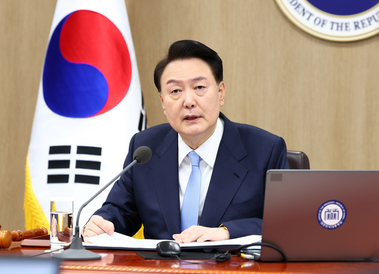 윤석열 대통령은 지난해 12월 19일 서울 용산 대통령실 청사에서 열린 국무회의에서 “산업과 민생의 필수품목에 대한 국내 생산체계 구축 등 근본적인 방안을 강구할 것”이라고 말했다. [연합]