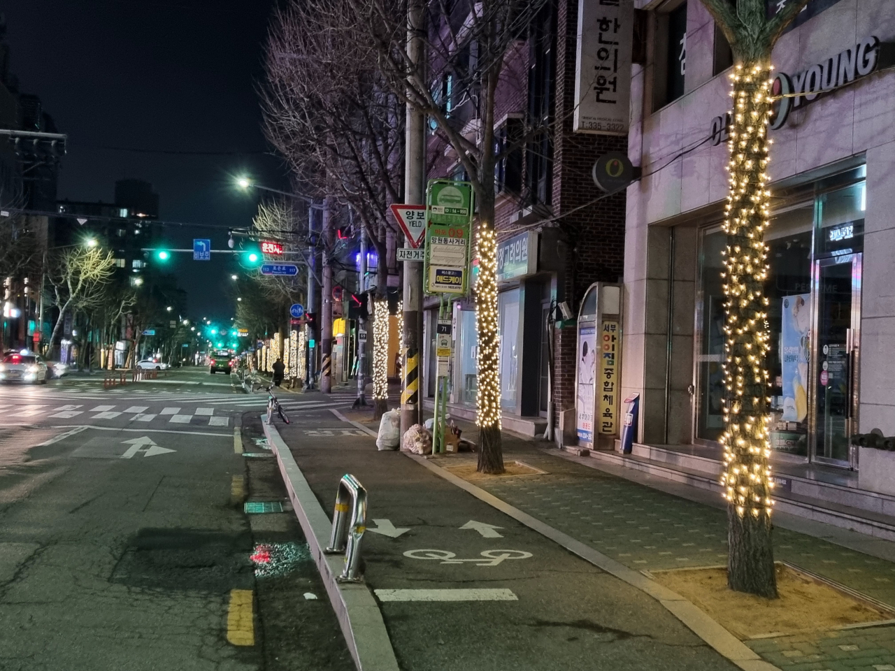 “사람도 없는데, 누가 봐?” 텅빈 거리에 전등만 밤새 번쩍번쩍…전기 아까워 [지구, 뭐래?]