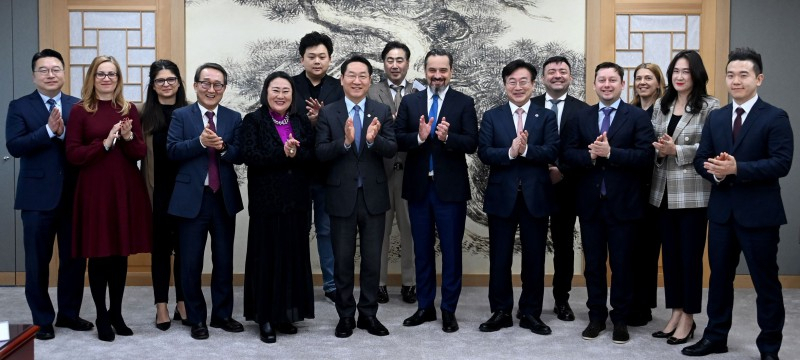 지난 8일 인천을 방문한 로버트 하네아 회장을 비롯한 테르메그룹 일행이 유정복 인천시장을 만나 협력방안을 논의한 뒤 기념촬영을 하고 있다.〈인천시 제공〉