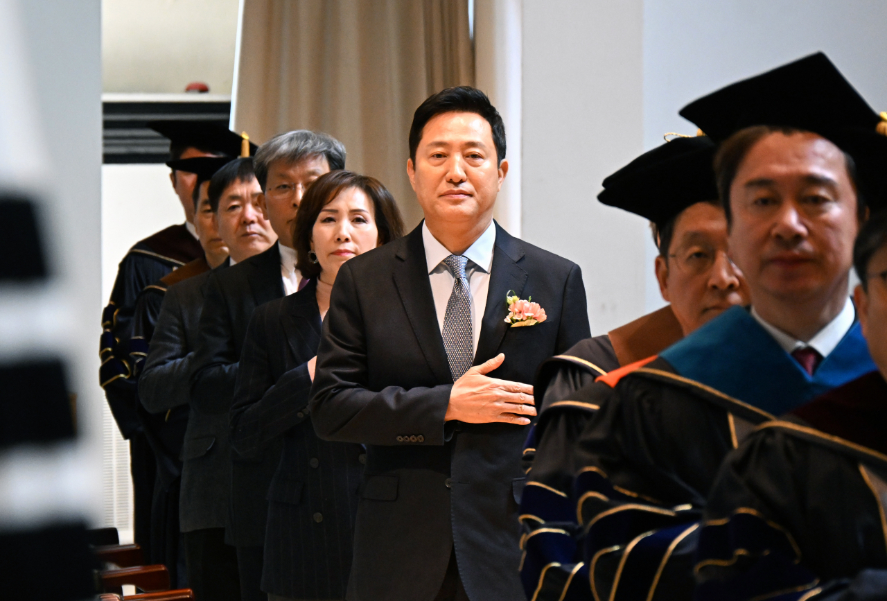 오세훈 서울시장이 서울시립대 입학식에 참석해 국기에 경례하고 있다.[연합]