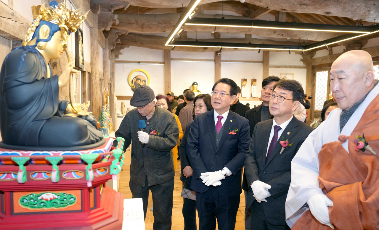 김영록지사가 구례 화엄사에서 개막한 대한민국 전통문화재 조각회전을 관람하고 있다