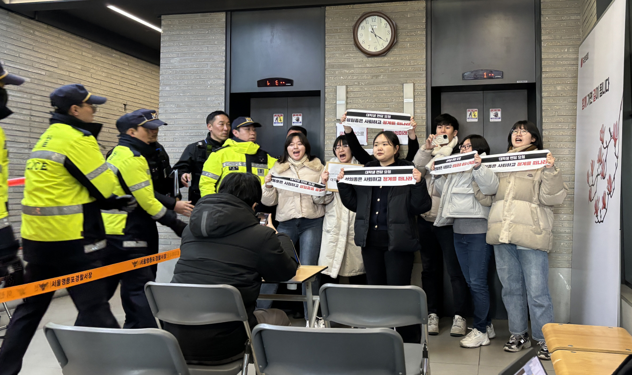 한국대학생진보연합(대진연) 회원들이 9일 오전 서울 여의도 국민의힘 중앙당사에서 '이토히로부미 인재 발언, 성일종 사퇴 촉구', '한동훈 비대위원장 면담' 등을 요구하며 기습시위를 하고 있다.[뉴시스]