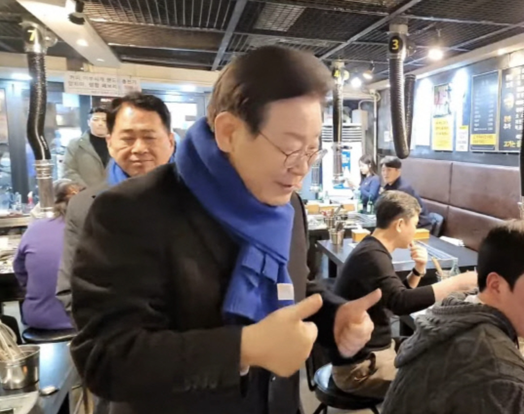 이재명 더불어민주당 대표가 지난 8일 인천 계양구 한 식당에서 현장 인사를 하는 모습. 이재명 유튜브]