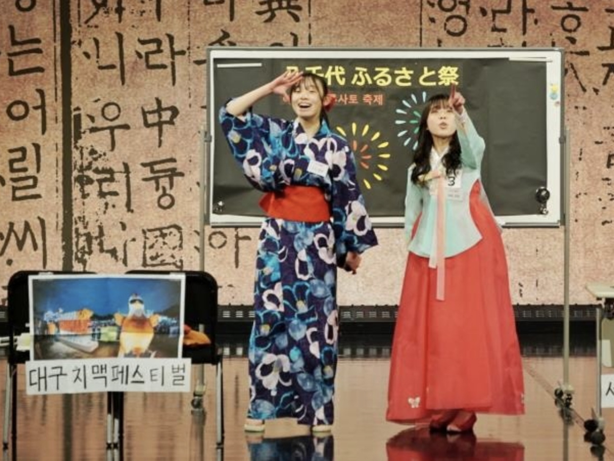 스킷 부문 최우수상 받은 모토하시 하나와 다테이시 나쓰미 팀. [주일한국문화원]