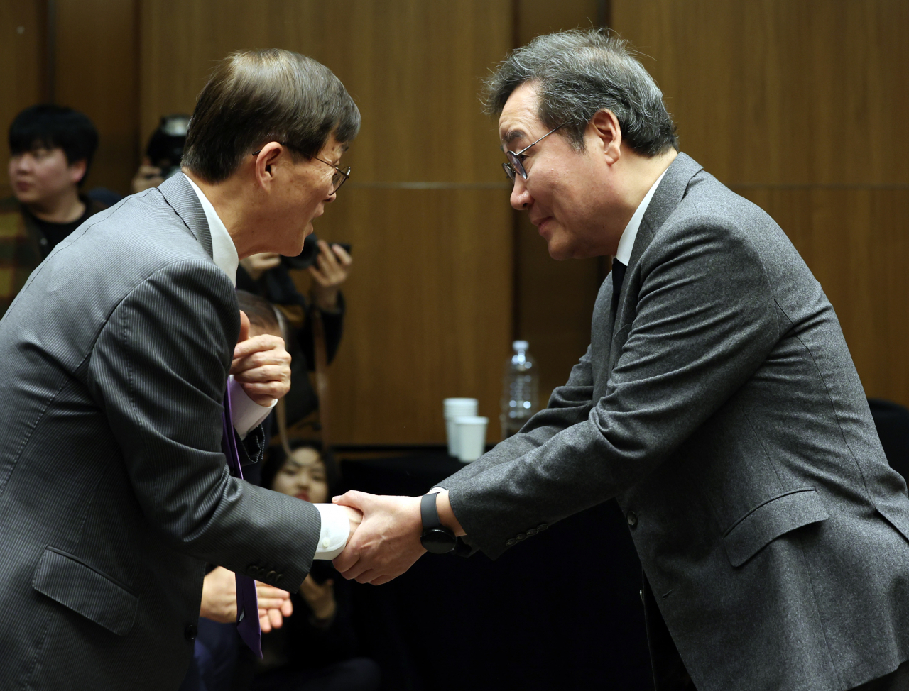 8일 오후 서울 영등포구 코트야드바이메리어트 서울타임스퀘어에서 열린 대한상공인당 창당대회에서 새로운미래 이낙연 공동대표가 축사를 마친 뒤 정재훈 공동대표와 인사를 나누고 있다.[연합]